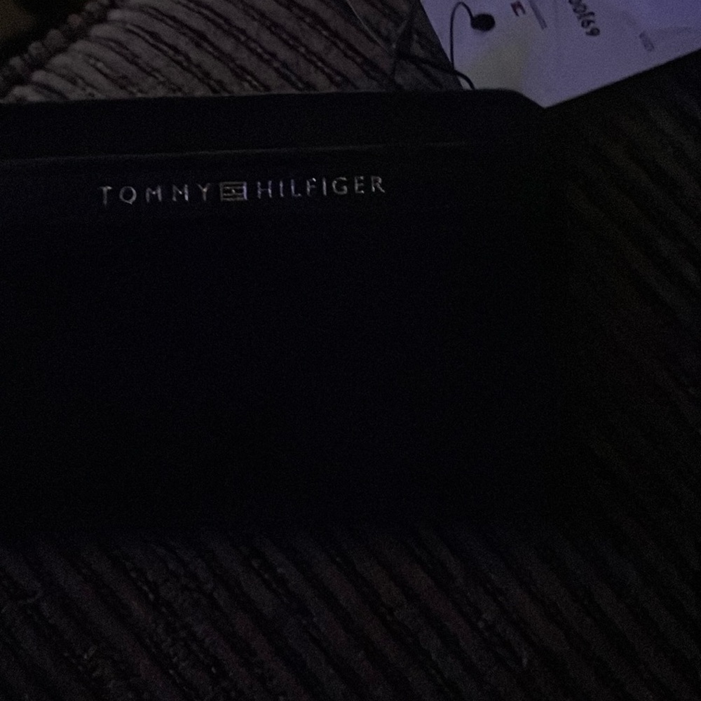 Dark blue Tommy card holder with tag